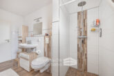 Bad im EG mit Wanne und Dusche