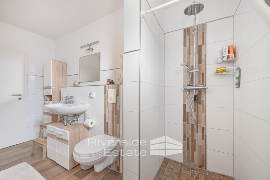 Bad im EG mit Wanne und Dusche