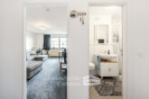 Flur mit Blick ins Wohnzimmer und das Bad